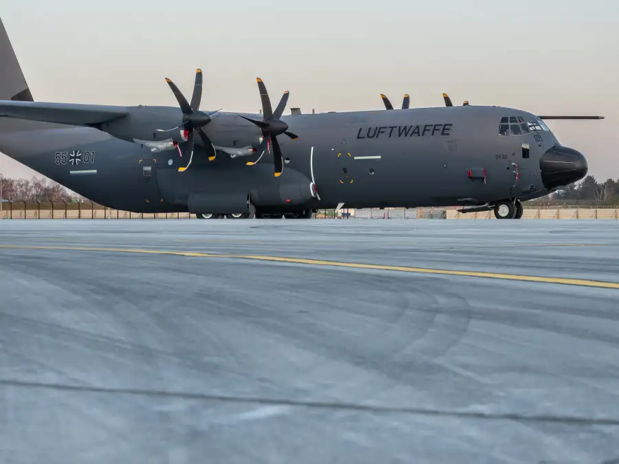 Image for Flugbetrieb in Upjever: Bundeswehr übt mit C-130J Hercules und Fallschirmspringern