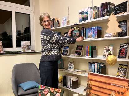 Bücher, DVDs, Tonieboxen: Herrin über 4000 Bücher – Wie Almuth Buldt Esens Bücherei modern hält