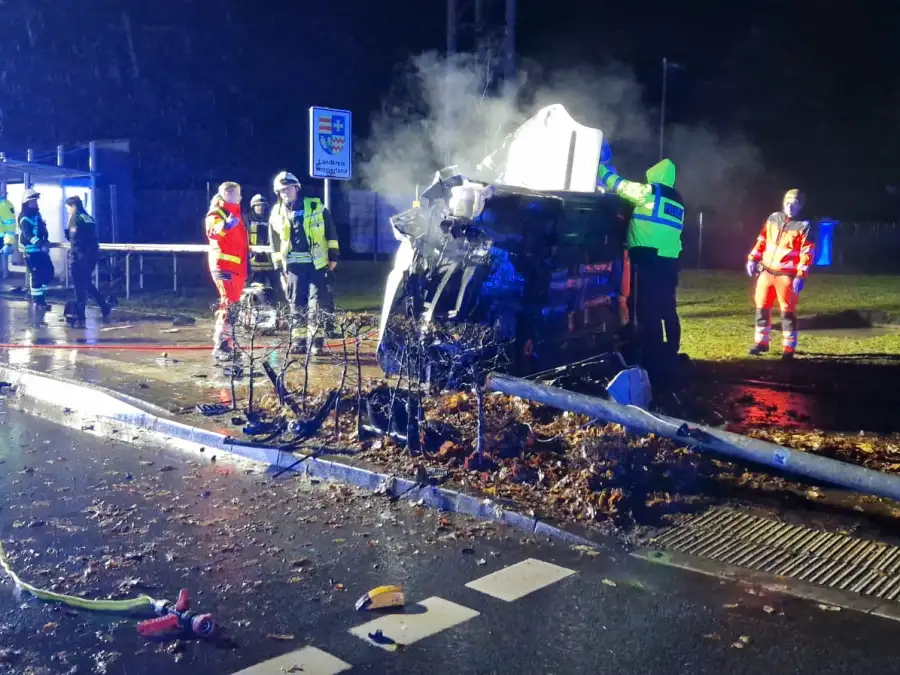 Unfall in Oldenburg: Alkoholisierter Fahrer durchbricht Hecke und rammt ...