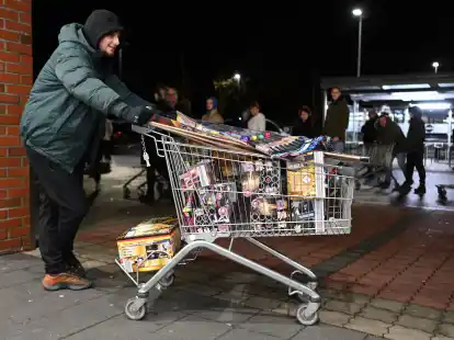 Ein junger Niederl&auml;nder ist extra angereist, um zu Beginn des Verkaufs von Silvesterfeuerwerk bei einem Discounter in der Grenzregion deutsches Feuerwerk einzukaufen.