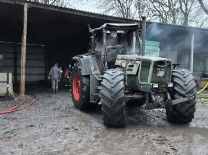 Feuerwehreinsatz in Ostfriesland: Traktor in Burhafe in Brand geraten – Feuerwehr verhindert Schlimmeres