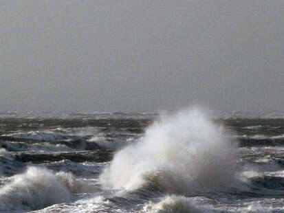 Erinnerung an historische Sturmflut in Ostfriesland: Lehren aus der Sturmflut von 1825 – Küstenschutz stellt sich Klimawandel
