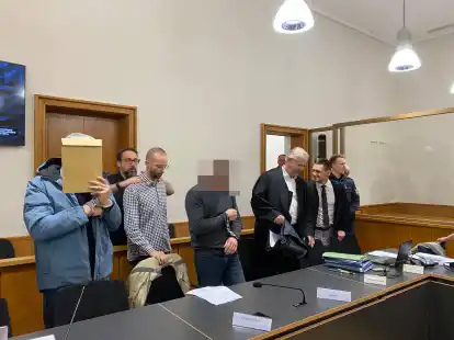 Im Prozess um den Kokainfund im Braker Hafen hat das Landgericht Oldenburg drei von sechs Angeklagte verurteilt. Die restlichen Verfahren folgen Anfang Januar.