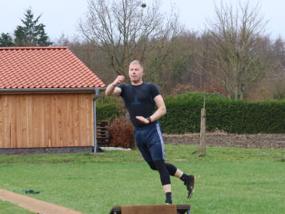 Friesensport: Klootschießer aus Friesland beeindrucken bei Saisonmeisterschaft