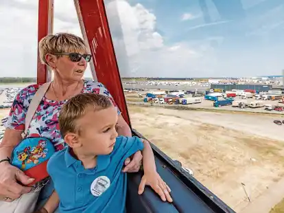 Beim Tag der offenen T&uuml;r der Wilhelmshaven der Hafengesellschaft Niedersachsen Ports ging es hoch hinaus in einer Gondel - Vogelperspektive auf die Fl&auml;chen im Hafengroden inklusive, auf denen sich jetzt ein Investor ansiedeln will.
