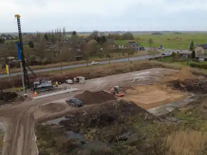 Erste Arbeiten: Eine Ramme treibt lange Betonpf&auml;hle als Gr&uuml;ndung f&uuml;r das neue Geb&auml;ude in den Boden der Fl&auml;che an der Heinestra&szlig;e in Brake