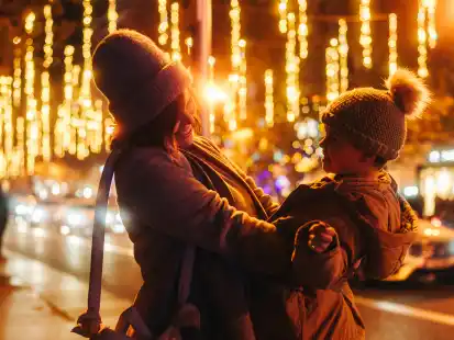 Es wird besinnlich: &Uuml;berall im Nordwesten erhellt Weihnachtsbeleuchtung die Dunkelheit &ndash; und Weihnachtsm&auml;rkte sind f&uuml;r Familien das beste Ausflugsziel.