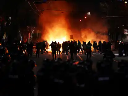 Bei einer Kundgebung gegen die im Haushaltsentwurf f&uuml;r das kommende Jahr vorgesehenen Sparma&szlig;nahmen kommt es zu Zusammenst&ouml;&szlig;en zwischen Polizei und Demonstranten in Sofia.