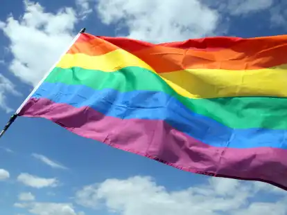 Die Regenbogenfahne weht w&auml;hrend eines Umzugs zum Christopher Street Day (CSD) vor der Siegess&auml;ule.