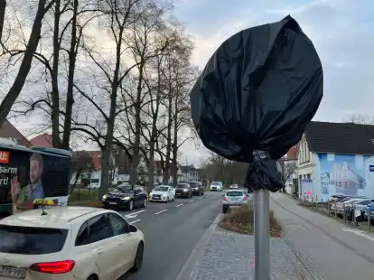 Hier gilt bald Tempo 30: Noch ist das Schild an der Ofener Stra&szlig;e verh&uuml;llt.