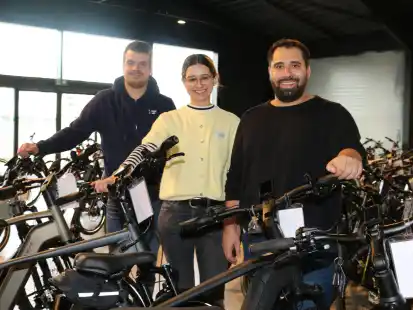 Freuen sich auf den Neustart ihres Fahrradhandels in Wardenburg: die Geschwister Florian und Jana Frerichs (von rechts) und ihr Regionalleiter Frithjof Heel.