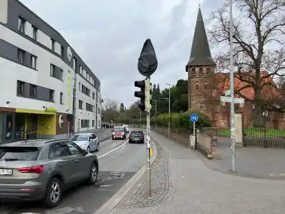 Auch an der Alexanderstra&szlig;e gilt Tempo 30, sobald das Schild enth&uuml;llt ist.