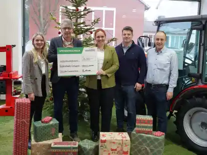 Bei der Spenden&uuml;bergabe: (von links) Nane Schlesier, Auszubildende und 1. Vorsitzende der Landjugend Ganderkesee, Bernd Schr&ouml;der, Isabelle Pr&ouml;stler, 1. Vorsitzende Nieders&auml;chsische Landjugend, Carsten Schr&ouml;der und Dennis Schr&ouml;der.
