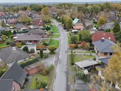 Soll als f&uuml;nf Meter breite Stra&szlig;e mit Nebenanlagen ausgebaut werden: der Ohlenbuschweg in Bookholzberg. Jahrzehnte nach dem Bau der ersten H&auml;user werden daf&uuml;r Anliegerbeitr&auml;ge f&auml;llig.