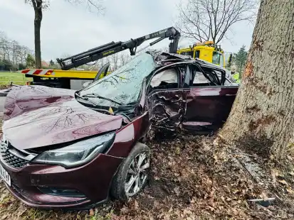 An der Stra&szlig;e zwischen Rostrup und Elmendorf: Der Wagen prallte gegen einen Baum.