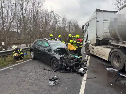 Unfall auf der B 401: Am Montag wurden zwei Personen bei einem Frontalzusammensto&szlig; mit einem Lastwagen schwer verletzt.