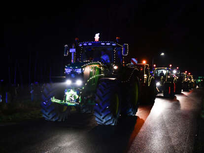Lichterfahrt zieht Zuschauer an: Ostfriesische Landwirte setzen mit leuchtenden Treckern Zeichen