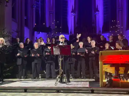 Heino singt mit Kirchenchor und Organisten Franz Lambert in der St.-Marienkirche in Friesoythe.
