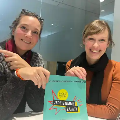 Wencke Hlynsd&oacute;ttir (l.), Vorsitzende des Bezirksverbands Weser-Ems der Gewerkschaft Erziehung und Wissenschaft (GEW) und Lucie Stern-Pl&uuml;mer, Referentin bildungspolitische Arbeit bei der GEW, werben f&uuml;r die Befragung, um von Schulbesch&auml;ftigten ein klareres Bild ihrer Gewalterfahrungen zu bekommen.