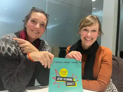 Wencke Hlynsd&oacute;ttir (l.), Vorsitzende des Bezirksverbands Weser-Ems der Gewerkschaft Erziehung und Wissenschaft (GEW) und Lucie Stern-Pl&uuml;mer, Referentin bildungspolitische Arbeit bei der GEW, werben f&uuml;r die Befragung, um von Schulbesch&auml;ftigten ein klareres Bild ihrer Gewalterfahrungen zu bekommen.