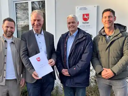 Freude beim Notartermin am Freitag, 12. Dezember (von links): Tammo Horn, B&uuml;rgermeister Gerd-Christian Wagner, Dr. med. Tim Brinkmann und Dr. med. Arne Richter haben die Gr&uuml;ndung der Projektgesellschaft Gesundheitszentrum Varel vollzogen.