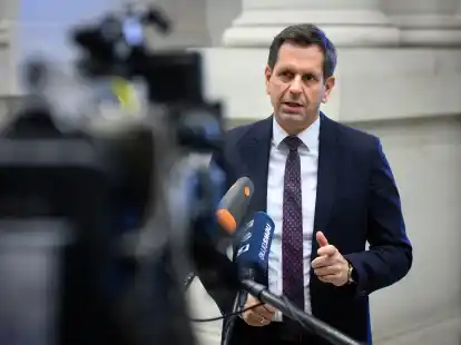 Olaf Lies (Foto), Ministerpr&auml;sident von Niedersachsen,  Landtagsabgeordneter Marten G&auml;de sowie die Bundestagsabgeordnete Siemtje M&ouml;ller (alle SPD) sichern Vynova Wilhelmshaven nach dem Insolvenzantrag Unterst&uuml;tzung zu.