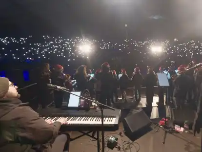 Zahlreiche Besucher kamen zum Singen im Marschwegstadion zusammen.
