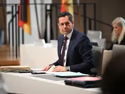 Olaf Lies im Landtag: Am Montag soll dort der Plan abgenickt werden, Wilhelmshaven zum Eintreiber aller Offshore-Steuern des Landes zu ernennen. Aus Ostfriesland und der Windenergiebranche hatte das zuletzt f&uuml;r scharfe Kritik gesorgt.