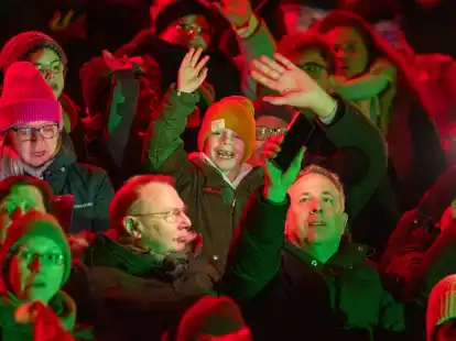 Rund 4000 Menschen aus allen Altersklassen stimmten im Marschwegstadion die sch&ouml;nsten Weihnachtslieder an.