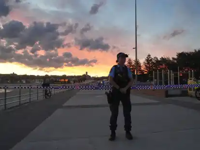 Die Polizei sperrt den Bereich am Bondi Beach ab.