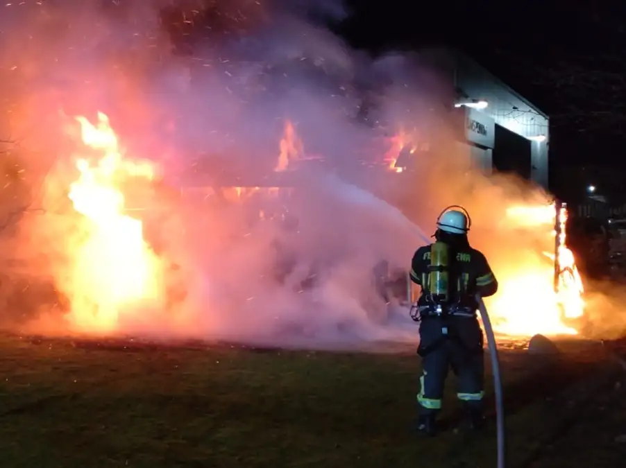 Feuerwehr Neuenburg Brand Einer Gartenh tte An Der Westersteder Stra e feuerwehr-neuenburg-brand-einer-gartenh-tte-an-der-westersteder-stra-e