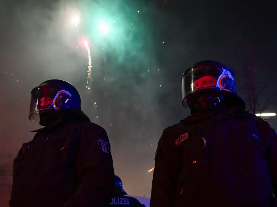 New Year's Eve toll: Two teenagers die in Bielefeld - | 4300 police ...