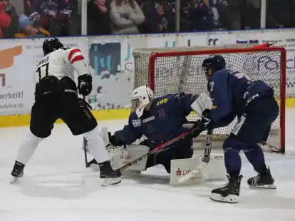 The defense of the ECW Sande (blue jerseys) around the well-disposed goalie Maksims Cmutovs withstood the attack of the Harzer Falken (in white) for a long time on Sunday.