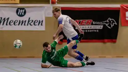 Im Endspiel schenkten sich der SV Hansa Friesoythe (gr&uuml;nes Trikot) und der sp&auml;tere Sieger SV Altenoythe nichts.