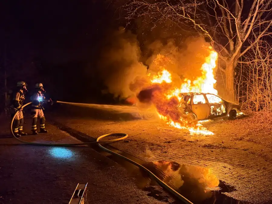 Firefighting operation in Leer: It happened again - | Fire in the street ...