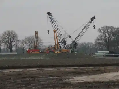Im Bereich Nikolausdorf sind die Vorarbeiten für die Erdgasleitung Wardenburg-Drohne gestartet.
