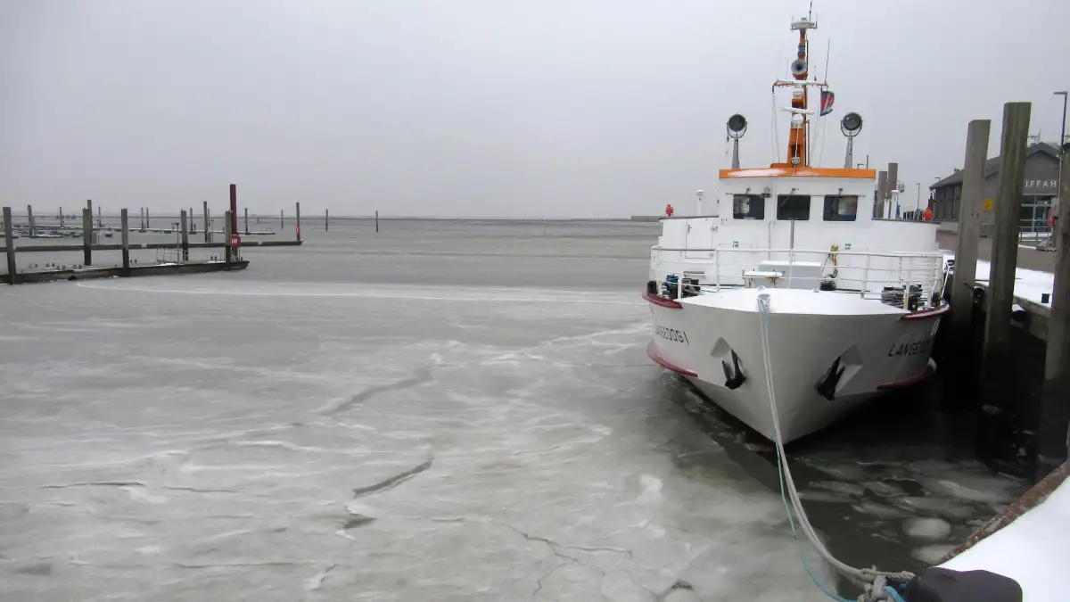 Spiekeroog and Wangerooge: Harbors frozen over - | Ferries no longer reach ...