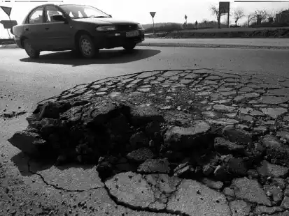 Schadensbilanz im Nordwesten: Straßen haben unter Frost schwer gelitten