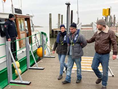 „Ostfriesenzorn“ und „Ostfriesentod“: Hafen in Bensersiel wird zur Kulisse für Ostfriesenkrimis