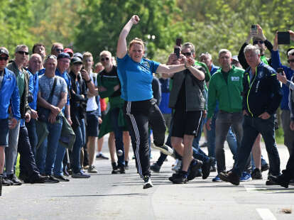 Stress im Friesischen Klootschießerverband: Nach Anke Klöppers Sieg vor Gericht fährt Arbeitsausschuss schweres Geschütz auf