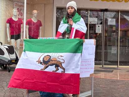 Zeichen gegen Unterdrückung: Kundgebung in Varel erinnert an Proteste im Iran