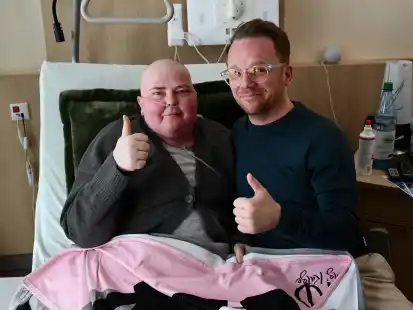 Fenja Schoon wollte eigentlich zu dem Auftritt von Ralf Schmitz nach Aurich. Weil sie es nicht schaffte, kam der Comedian zu ihr ins Hospiz.