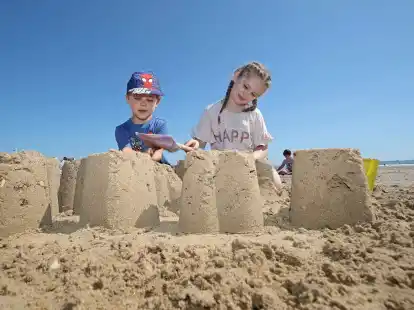 Spielend leicht Kontakt finden: Besser «Baut eine Sandburg» als nur «Geht zusammen spielen»
