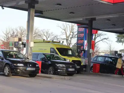In Erwartung weiter steigender Spritpreise war an manchen Tankstellen in der Region (hier in Oldenburg) am Montag mehr los als &uuml;blich.