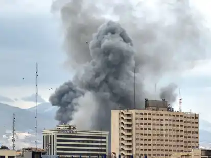 Krieg im Iran. Eine Rauchwolke steigt nach einer Explosion in Teheran auf.