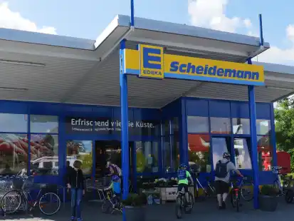 Deutlich mehr Platz w&uuml;nscht sich Carl Scheidemann f&uuml;r seinen Markt in Carolinensiel.