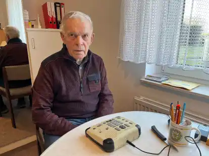 H&ouml;ren spielt eine entscheidende Rolle: Erich Strodthoff vor seinem &bdquo;Daisy-Player&ldquo; &ndash; einem speziellen Audio-Abspielger&auml;t f&uuml;r Menschen mit starker Sehbeeintr&auml;chtigung.