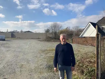 Thomas Rolfes vor dem Grundst&uuml;ck, das neben seinem Zuhause (rechts) am Nedderend bebaut werden soll.