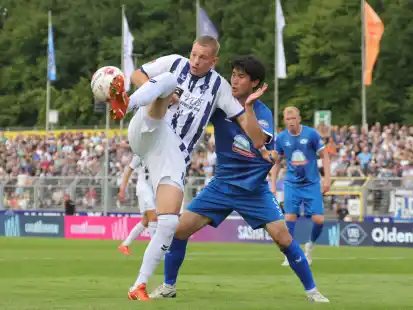 Zweikampf an Spieltag eins: Oldenburgs Julian Boccaccio schirmt den Ball gegen Jeddelohs Keita Taguchi ab. Die Ammerl&auml;nder gewannen mit 3:1 im Marschwegstadion.