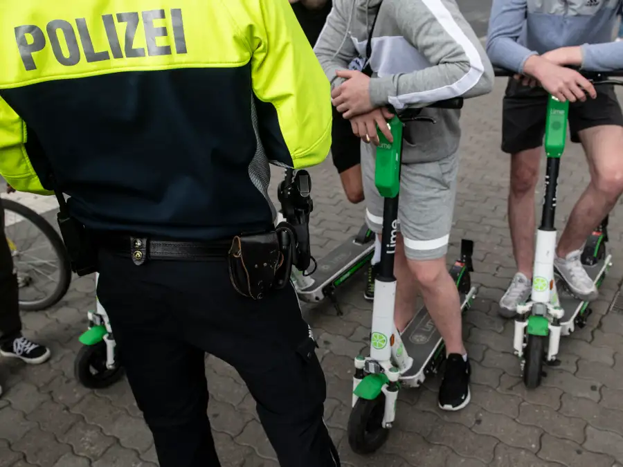 Kinder in Ostfriesland auf E-Scootern unterwegs: Polizei warnt vor ...
